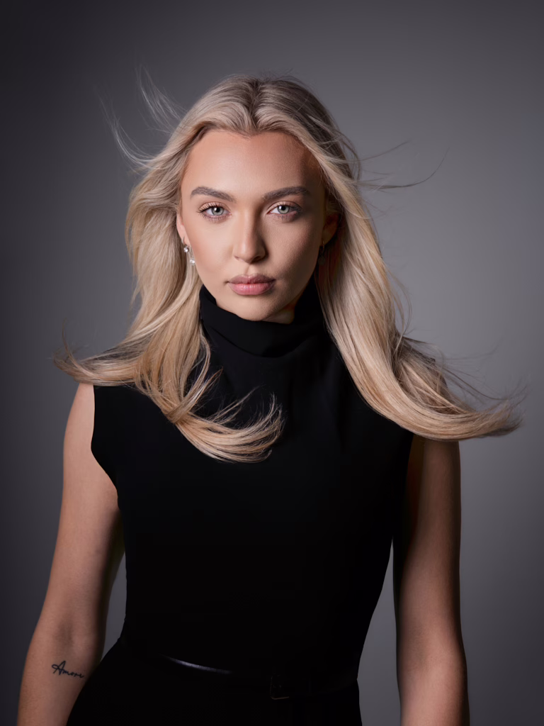 portrét mladé ženy, portrétní fotograf praha východ, portréty Praha, ateliérové focení, business fotograf praha východ, portrétní fotografie